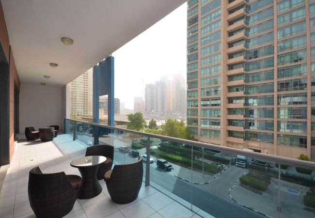 Apartment in Dubai - Spacious 2br with terrace on Marina