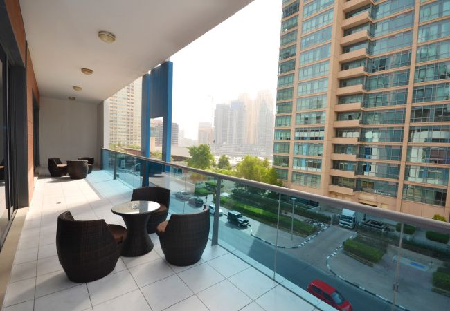 Apartment in Dubai - Spacious 2br with terrace on Marina