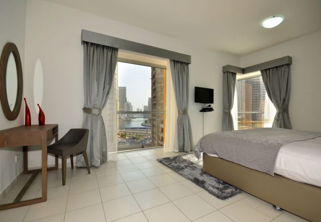 Apartment in Dubai - Pool front 1br apt on the marina