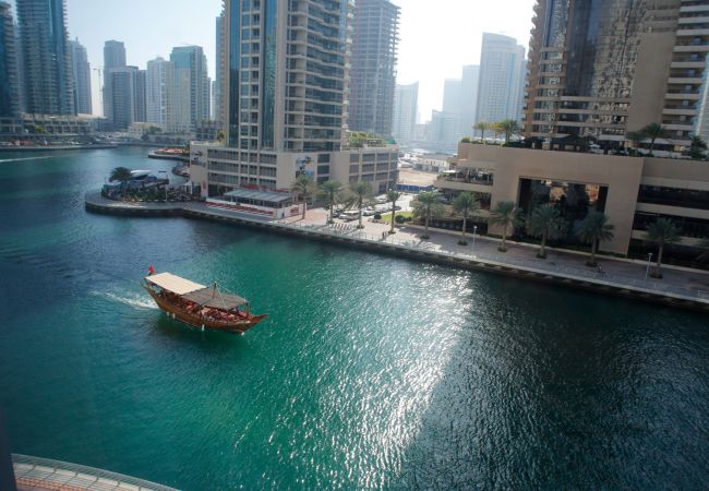 Apartment in Dubai - Waterfront suite at iconic tower