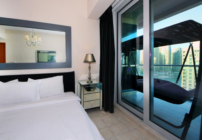 Apartment in Dubai - Luxurious 2 Bedroom At The Waves A