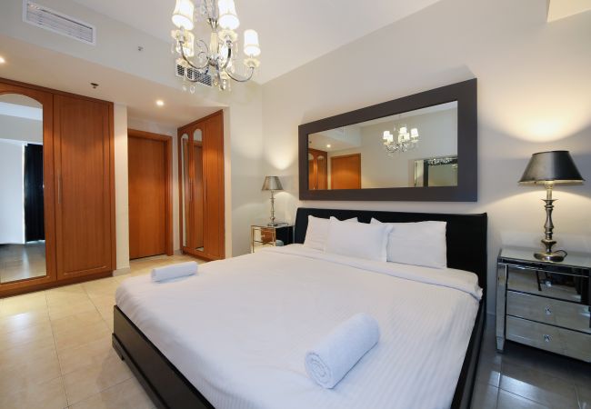 Apartment in Dubai - Luxurious 2 Bedroom At The Waves A