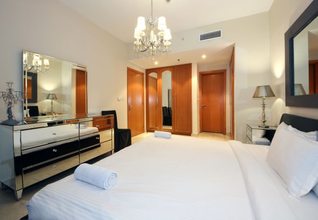 Apartment in Dubai - Luxurious 2 Bedroom At The Waves A