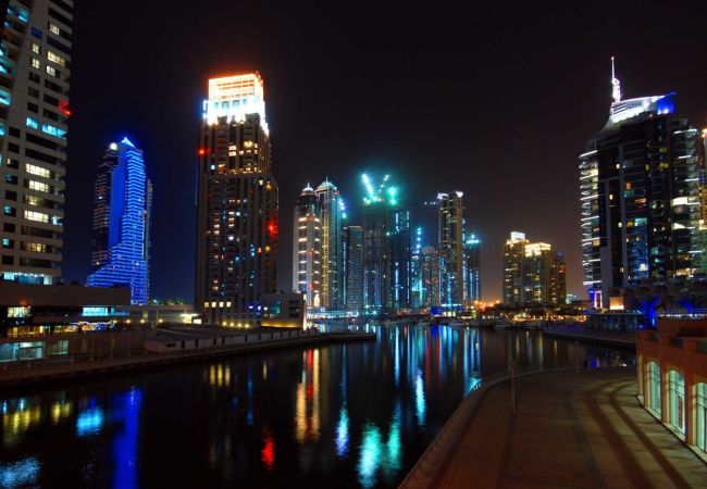 Apartment in Dubai - Eye-catching waterfront condo in Marina