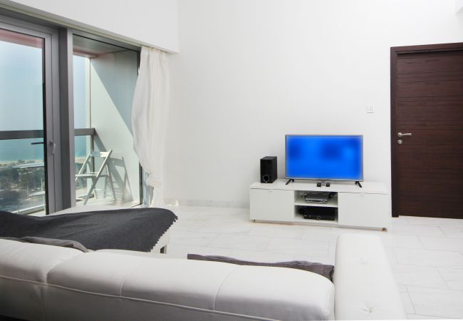 Apartment in Dubai - Cayan Tower Holiday Rental with Amazing Views