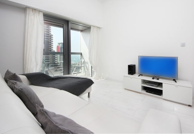 Apartment in Dubai - Cayan Tower Holiday Rental with Amazing Views