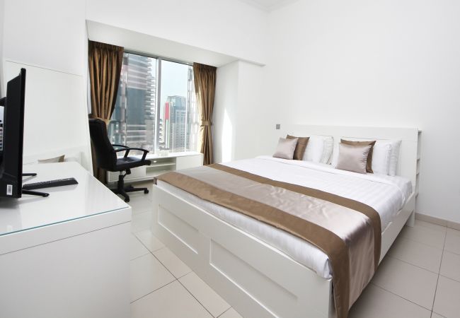 Apartment in Dubai - Cayan Tower Holiday Rental with Amazing Views