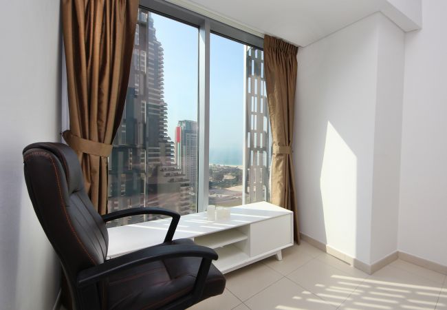 Apartment in Dubai - Cayan Tower Holiday Rental with Amazing Views