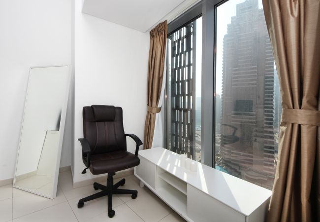 Apartment in Dubai - Cayan Tower Holiday Rental with Amazing Views