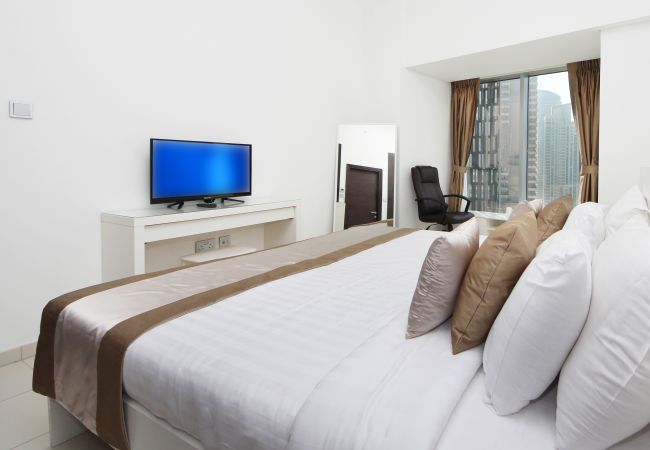 Apartment in Dubai - Cayan Tower Holiday Rental with Amazing Views