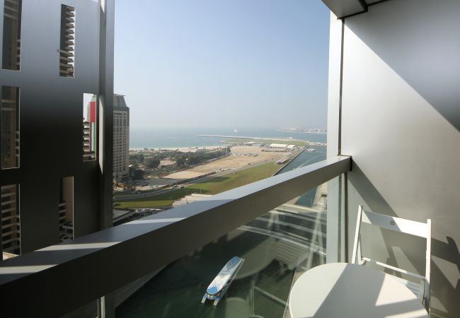 Apartment in Dubai - Cayan Tower Holiday Rental with Amazing Views