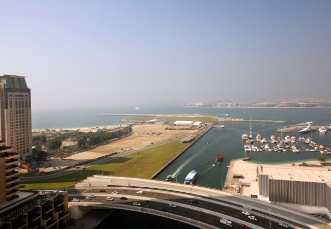 Apartment in Dubai - Cayan Tower Holiday Rental with Amazing Views