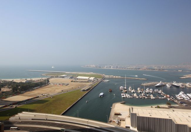 Apartment in Dubai - Cayan Tower Holiday Rental with Amazing Views