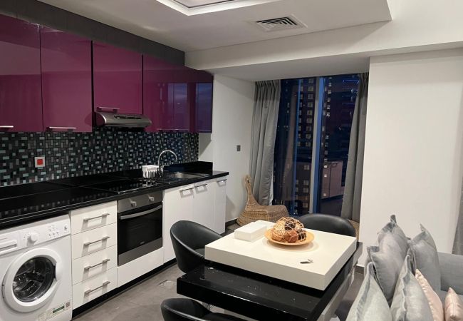 Apartment in Dubai - Cayan Tower Holiday Rental with Amazing Views