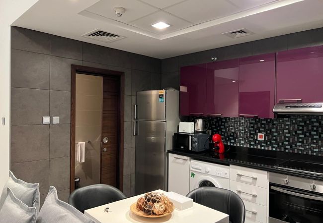 Apartment in Dubai - Cayan Tower Holiday Rental with Amazing Views