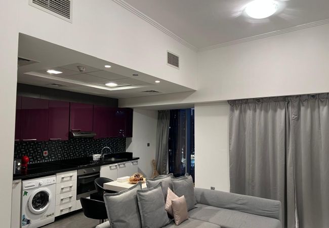 Apartment in Dubai - Cayan Tower Holiday Rental with Amazing Views