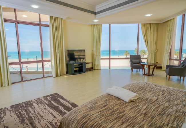 Villa in Dubai - Beachfront Villa - 7 BR + Maids Room on Kite Beach