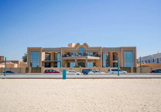 Villa/Dettached house in Dubai - Beachfront Villa - 7 BR + Maids Room on Kite Beach