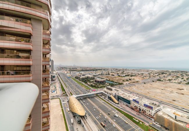 Apartment in Dubai - Large 3 Bedroom Apt. in MBK Tower, Sheikh Zayed road