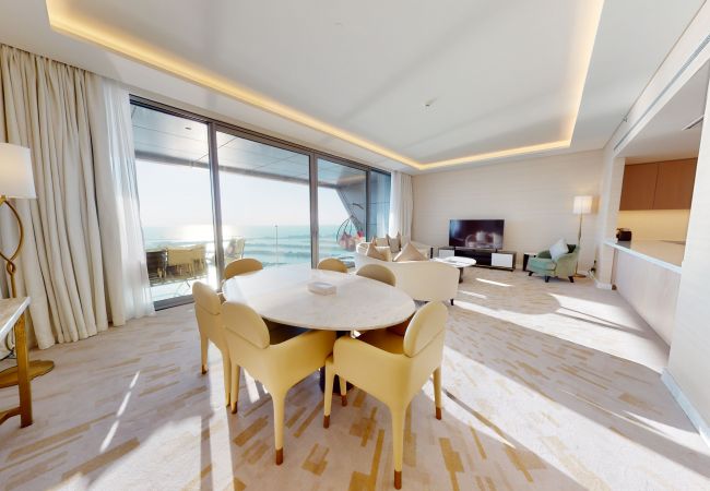 Apartment in Dubai - Magnificent 2BR+maids Apt. in Palm Tower with Skyline View