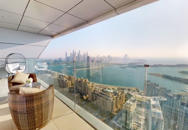 Apartment in Dubai - Magnificent 2BR+maids Apt. in Palm Tower with Skyline View