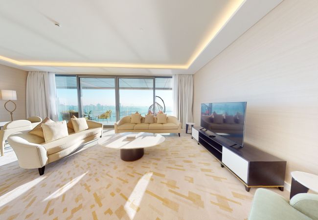 Apartment in Dubai - Magnificent 2BR+maids Apt. in Palm Tower with Skyline View