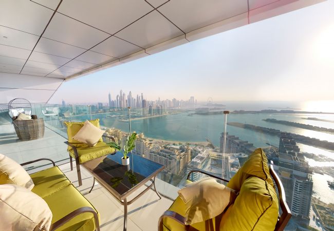 Apartment in Dubai - Magnificent 2BR+maids Apt. in Palm Tower with Skyline View