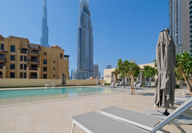 Apartment in Dubai - Immaculate 2BR w/ Burj Khalifa & Fountain Views 