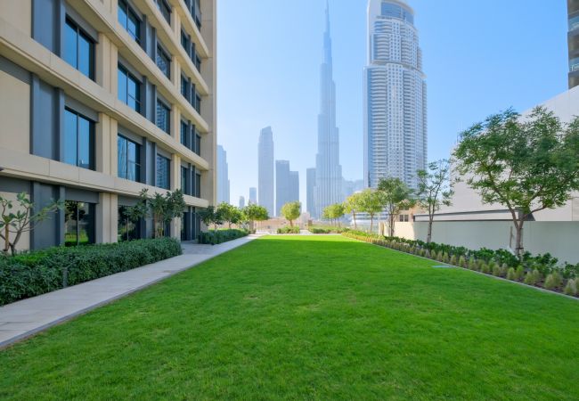 Apartment in Dubai - Immaculate 2BR w/ Burj Khalifa & Fountain Views 