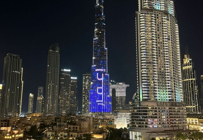 Apartment in Dubai - Immaculate 2BR w/ Burj Khalifa & Fountain Views 