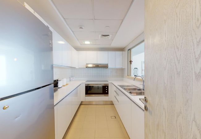 Apartment in Dubai - Stylish 2-Bedroom Apartment in JBR, Perfect for Enjoying the Ocean Vistas.