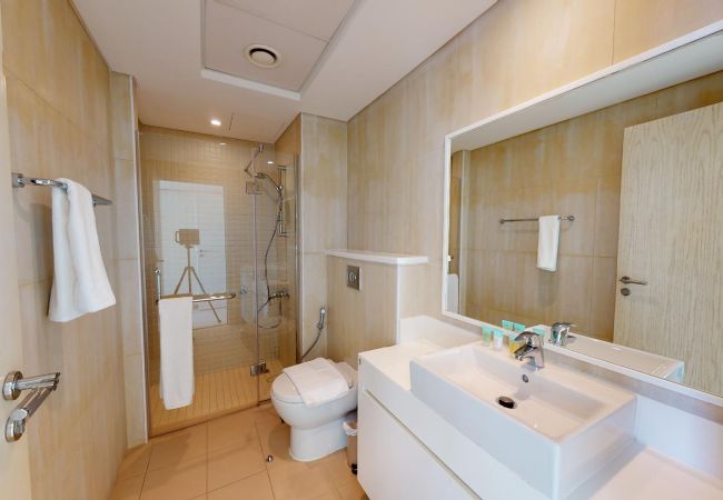 Apartment in Dubai - Stylish 2-Bedroom Apartment in JBR, Perfect for Enjoying the Ocean Vistas.