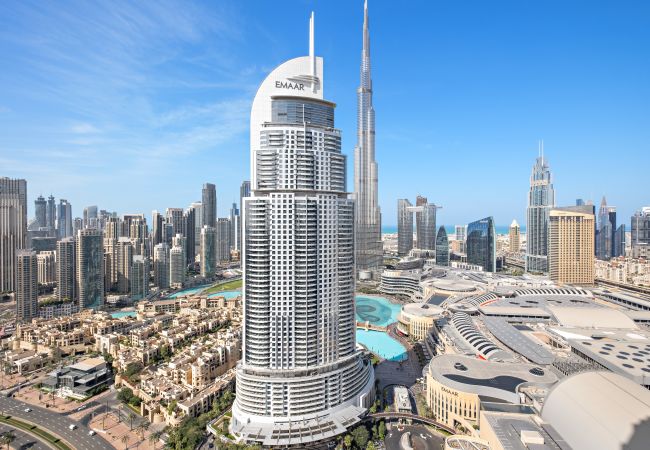 Apartment in Dubai - A Slice of Luxury: 3-Bedroom Bliss in Downtown, Burj Khalifa in Sight