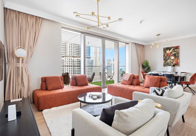 Apartment in Dubai - A Slice of Luxury: 3-Bedroom Bliss in Downtown, Burj Khalifa in Sight