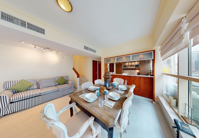 Villa in Dubai - Stunning 2-Bedroom Duplex Villa  with Waterfront Views in Marina