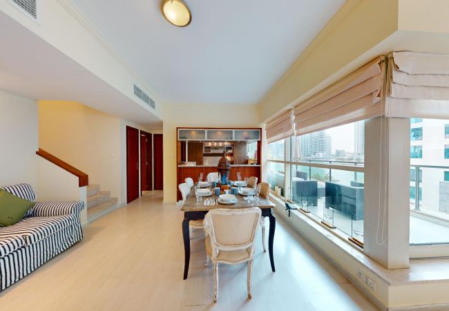 Villa in Dubai - Stunning 2-Bedroom Duplex Villa  with Waterfront Views in Marina