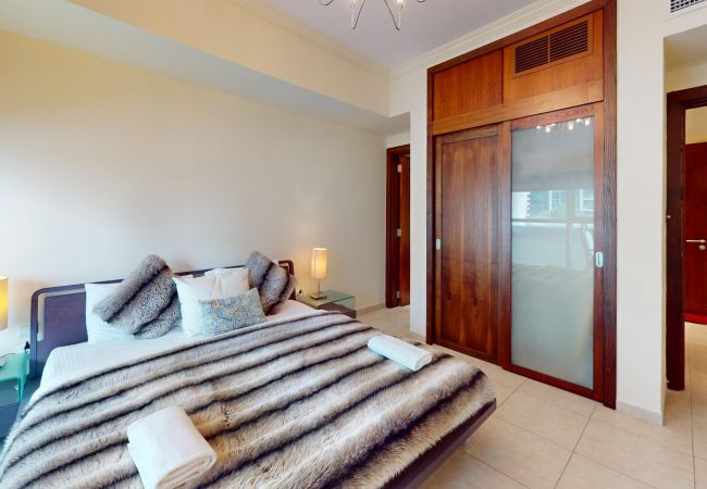 Villa in Dubai - Stunning 2-Bedroom Duplex Villa  with Waterfront Views in Marina