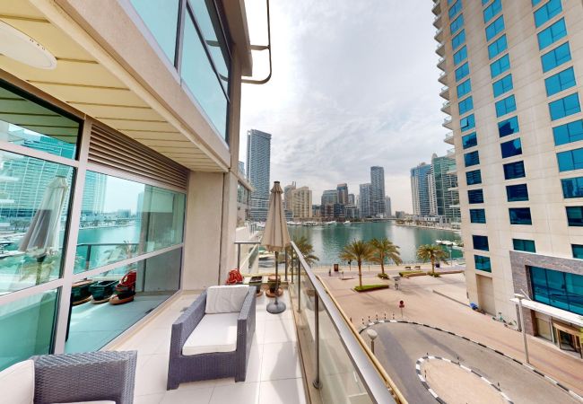 Villa in Dubai - Stunning 2-Bedroom Duplex Villa  with Waterfront Views in Marina